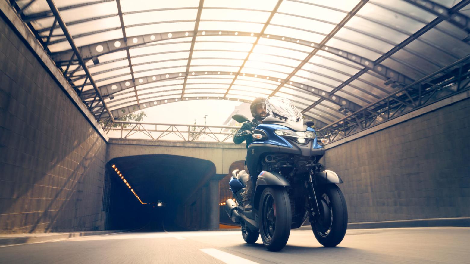 Yamaha Tricity 300 Motosiklet Özellikleri : Yamaha Tricity 300 27.3hp Güç, 29nm. Tork, 160km/h Top Speed, 300cc Motor Hacmi,  Fiyat : 463500TL Fiyat, , 239kg Ağırlık, Hidrolik disk freni, Ø 267 mm, Hidrolik tek disk freni, Ø 267 mm Fren, 120/70-14M/C 55P Tubeless, 140/70-14M/C 62P Tubeless