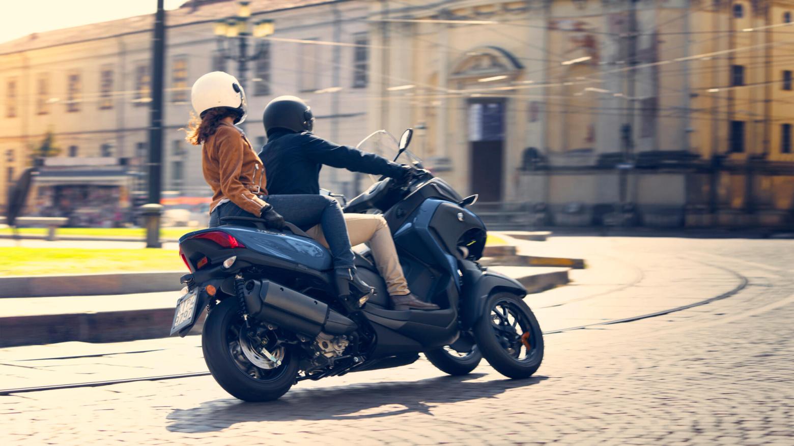 Yamaha Tricity 300 Motosiklet Özellikleri : Yamaha Tricity 300 27.3hp Güç, 29nm. Tork, 160km/h Top Speed, 300cc Motor Hacmi,  Fiyat : 463500TL Fiyat, , 239kg Ağırlık, Hidrolik disk freni, Ø 267 mm, Hidrolik tek disk freni, Ø 267 mm Fren, 120/70-14M/C 55P Tubeless, 140/70-14M/C 62P Tubeless