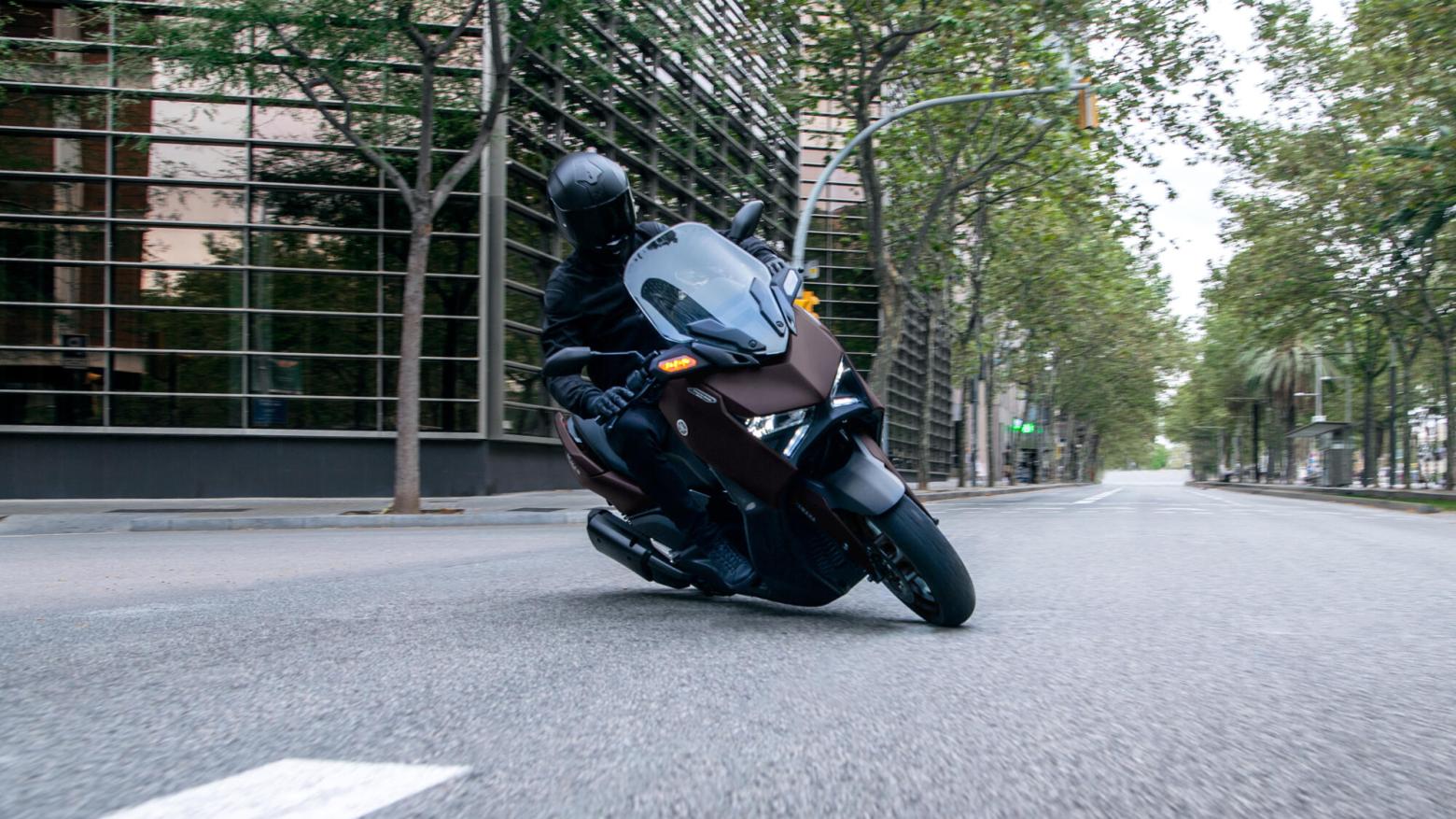 Yamaha XMAX 300 TECH MAX Motosiklet Özellikleri : Yamaha XMAX 300 TECH MAX 28hp Güç, 29nm. Tork, 170km/h Top Speed, 300cc Motor Hacmi,  Fiyat : 369000TL Fiyat, , 183kg Ağırlık, Ön : Hidrolik tek disk, Ø267 mm (ABS) Arka : Hidrolik tek disk, Ø245 mm (ABS) Fren, Ön : 120/70-15 Arka : 140/70-14