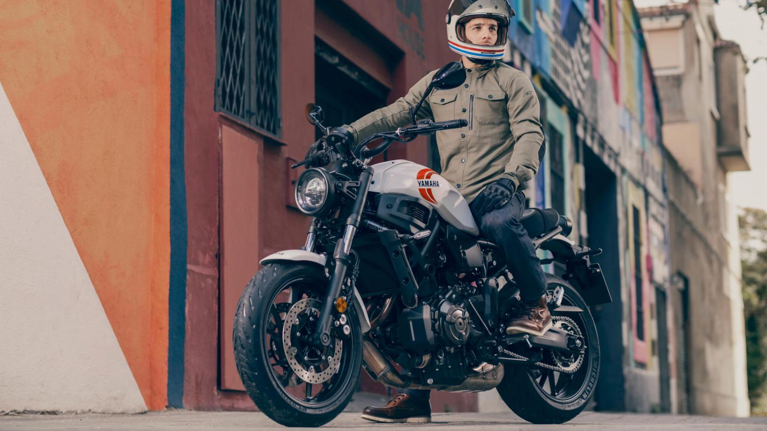 YAMAHA XSR700 Motosiklet Özellikleri : YAMAHA XSR700 73.4hp Güç, 67nm. Tork, 220km/h Top Speed, 700cc Motor Hacmi,  Fiyat : 429000TL Fiyat, , 188kg Ağırlık, Ön Çift hidrolik disk, 282 mm; ABS, Arka Hidrolik disk, 245 mm; ABS'ler Fren, Ön 120/70ZR17, Arka 180/55ZR17 Michelin® Road 5