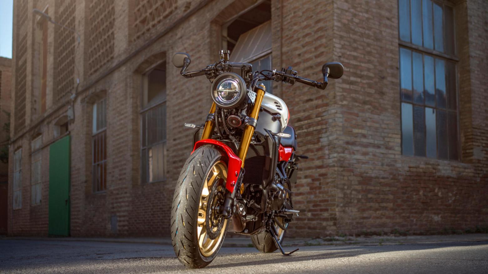 YAMAHA XSR900 Motosiklet Özellikleri : YAMAHA XSR900 119hp Güç, 93nm. Tork, 250km/h Top Speed, 900cc Motor Hacmi,  Fiyat : 581500TL Fiyat, , 193kg Ağırlık, Ön 298 mm çift hidrolik diskler; ABS, Arka 245mm tek hidrolik disk; ABS'ler Fren, Ön 120/70ZR17M/C (58W) Tüpsüz, Arka 180/55ZR17M/C (73W) Tüpsüz (Bridgestone® Battlax Hypersport S22)