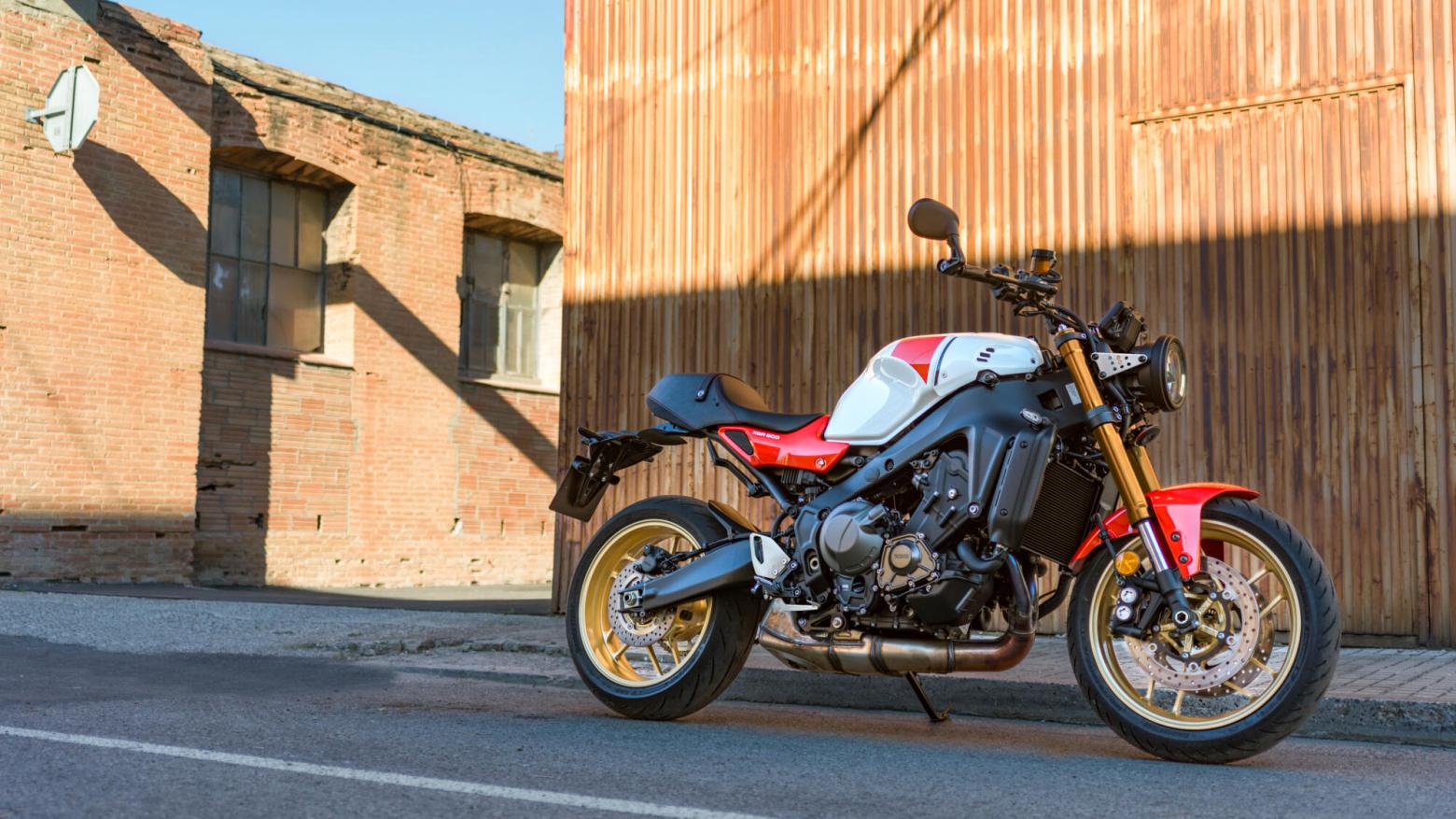 YAMAHA XSR900 Motosiklet Özellikleri : YAMAHA XSR900 119hp Güç, 93nm. Tork, 250km/h Top Speed, 900cc Motor Hacmi,  Fiyat : 581500TL Fiyat, , 193kg Ağırlık, Ön 298 mm çift hidrolik diskler; ABS, Arka 245mm tek hidrolik disk; ABS'ler Fren, Ön 120/70ZR17M/C (58W) Tüpsüz, Arka 180/55ZR17M/C (73W) Tüpsüz (Bridgestone® Battlax Hypersport S22)