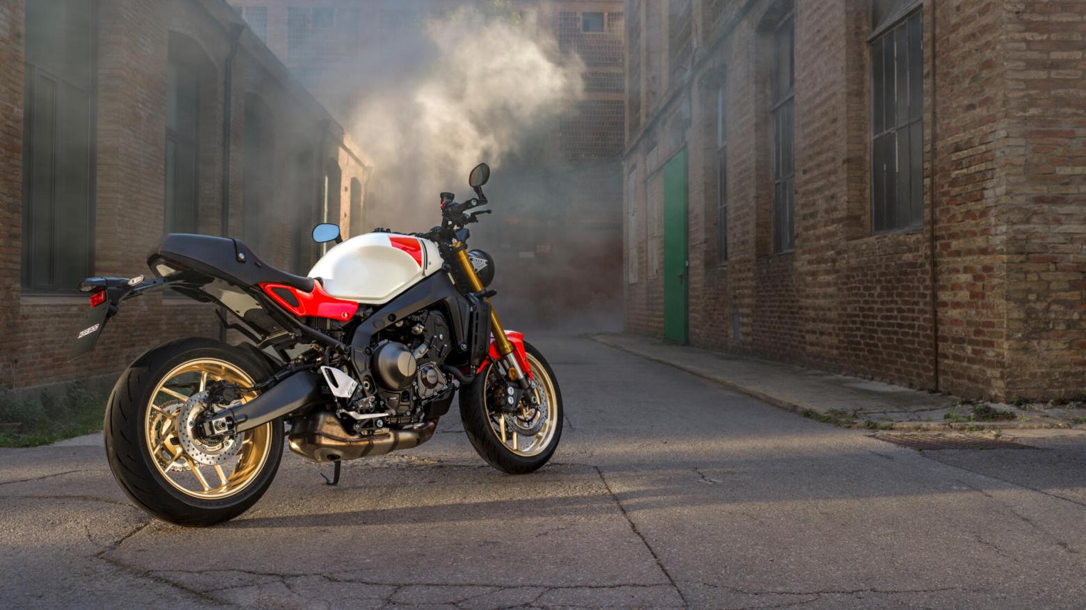 Yamaha XSR900 Motosiklet Özellikleri : Yamaha XSR900 117.3hp Güç, 93nm. Tork, 255km/h Top Speed, 900cc Motor Hacmi,  Fiyat : 558200TL Fiyat, , 193kg Ağırlık, Ön Arka Disk Abs Fren, 120/70ZR17M/C (58W) Tubeless, 180/55ZR17M/C (73W) Tubeless