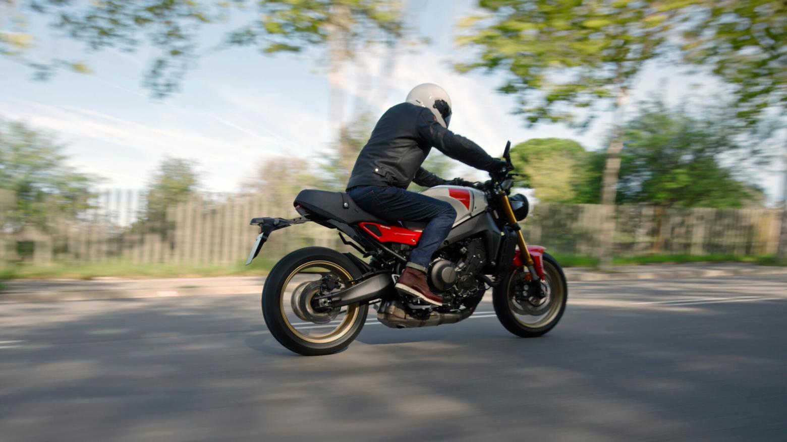 Yamaha XSR900 Motosiklet Özellikleri : Yamaha XSR900 117.3hp Güç, 93nm. Tork, 255km/h Top Speed, 900cc Motor Hacmi,  Fiyat : 558200TL Fiyat, , 193kg Ağırlık, Ön Arka Disk Abs Fren, 120/70ZR17M/C (58W) Tubeless, 180/55ZR17M/C (73W) Tubeless