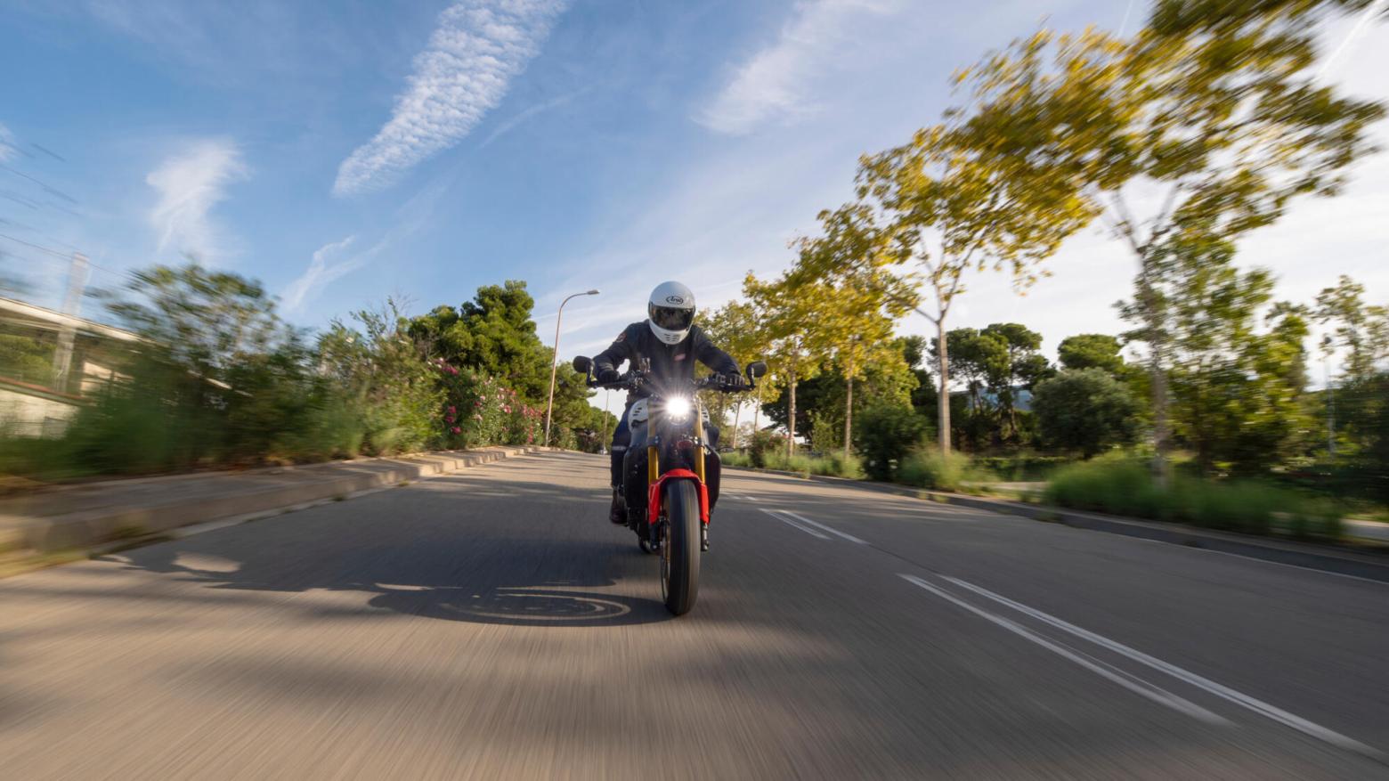 YAMAHA XSR900 Motosiklet Özellikleri : YAMAHA XSR900 119hp Güç, 93nm. Tork, 250km/h Top Speed, 900cc Motor Hacmi,  Fiyat : 581500TL Fiyat, , 193kg Ağırlık, Ön 298 mm çift hidrolik diskler; ABS, Arka 245mm tek hidrolik disk; ABS'ler Fren, Ön 120/70ZR17M/C (58W) Tüpsüz, Arka 180/55ZR17M/C (73W) Tüpsüz (Bridgestone® Battlax Hypersport S22)