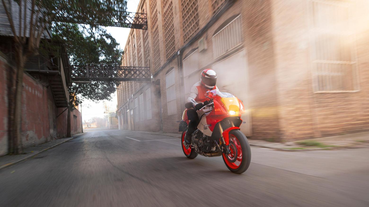 Yamaha XSR900 GP Motosiklet Özellikleri : Yamaha XSR900 GP 117.3hp Güç, 93nm. Tork, 255km/h Top Speed, 900cc Motor Hacmi,  Fiyat : 686000TL Fiyat, , 200kg Ağırlık, Ön fren  Hidrolik çift disk freni, Ø 298 mm Arka fren  Hidrolik, tek disk freni, Ø 245 mm Fren, Ön lastik  120/70ZR17M/C (58W) Tubeless Arka lastik  180/55ZR17M/C (73W) Tubeless