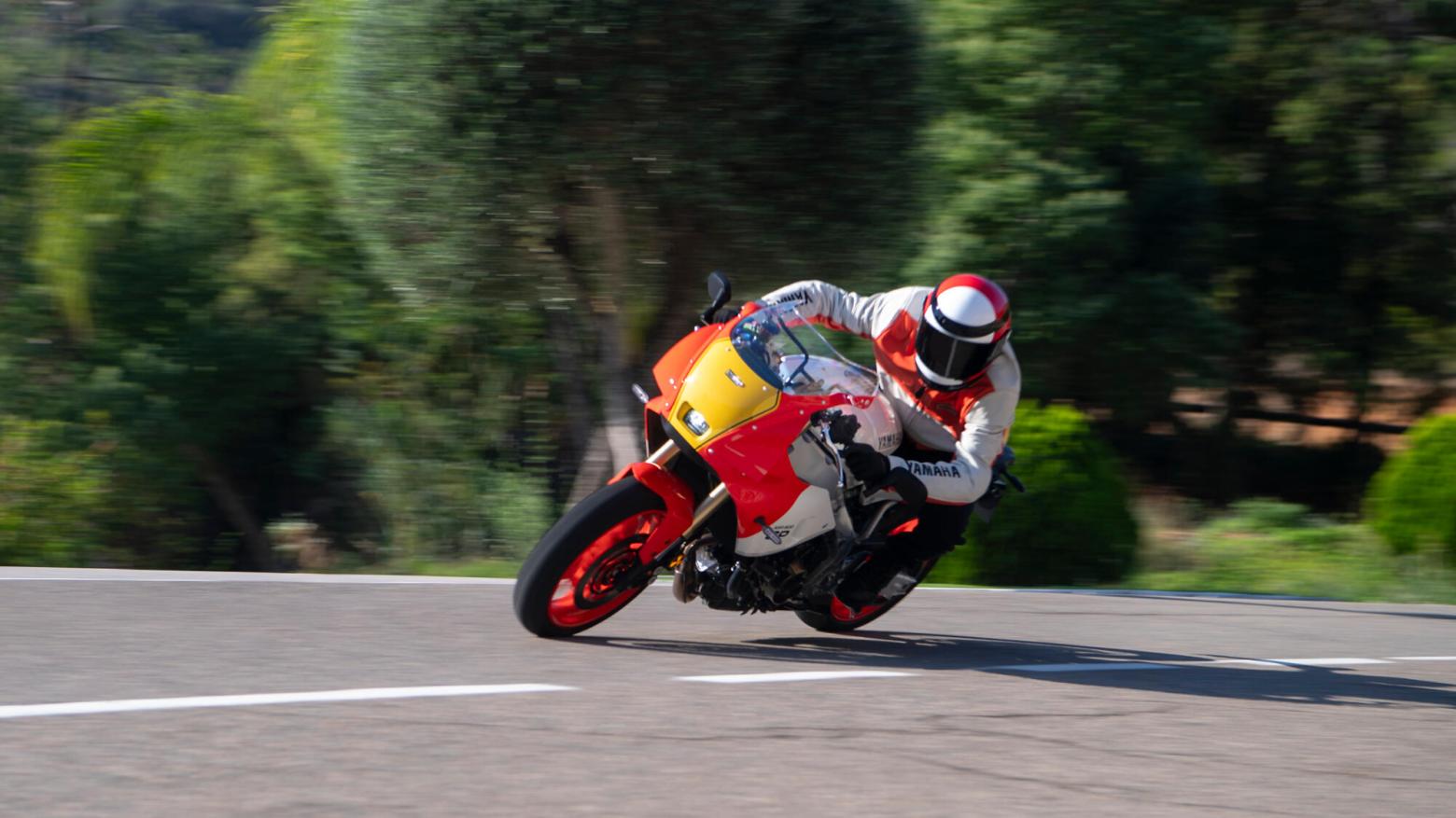 Yamaha XSR900 GP Motosiklet Özellikleri : Yamaha XSR900 GP 117.3hp Güç, 93nm. Tork, 255km/h Top Speed, 900cc Motor Hacmi,  Fiyat : 686000TL Fiyat, , 200kg Ağırlık, Ön fren  Hidrolik çift disk freni, Ø 298 mm Arka fren  Hidrolik, tek disk freni, Ø 245 mm Fren, Ön lastik  120/70ZR17M/C (58W) Tubeless Arka lastik  180/55ZR17M/C (73W) Tubeless