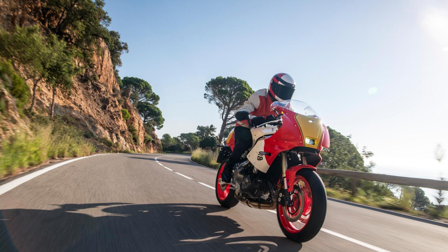 Yamaha XSR900 GP Motosiklet Özellikleri : Yamaha XSR900 GP 117.3hp Güç, 93nm. Tork, 255km/h Top Speed, 900cc Motor Hacmi,  Fiyat : 686000TL Fiyat, , 200kg Ağırlık, Ön fren  Hidrolik çift disk freni, Ø 298 mm Arka fren  Hidrolik, tek disk freni, Ø 245 mm Fren, Ön lastik  120/70ZR17M/C (58W) Tubeless Arka lastik  180/55ZR17M/C (73W) Tubeless