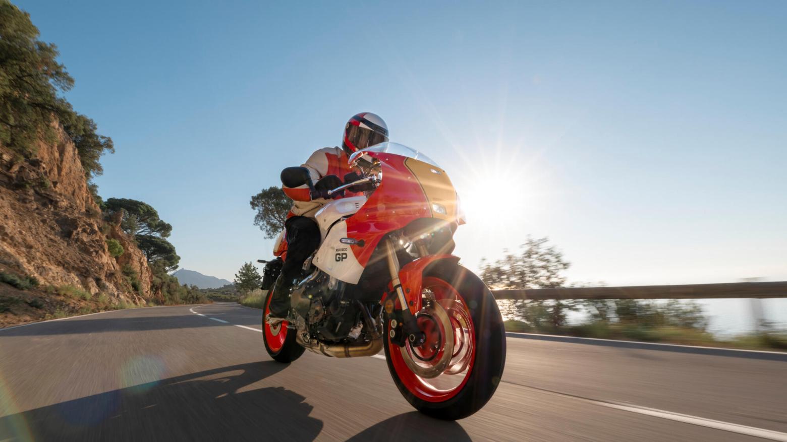 Yamaha XSR900 GP Motosiklet Özellikleri : Yamaha XSR900 GP 117.3hp Güç, 93nm. Tork, 255km/h Top Speed, 900cc Motor Hacmi,  Fiyat : 686000TL Fiyat, , 200kg Ağırlık, Ön fren  Hidrolik çift disk freni, Ø 298 mm Arka fren  Hidrolik, tek disk freni, Ø 245 mm Fren, Ön lastik  120/70ZR17M/C (58W) Tubeless Arka lastik  180/55ZR17M/C (73W) Tubeless