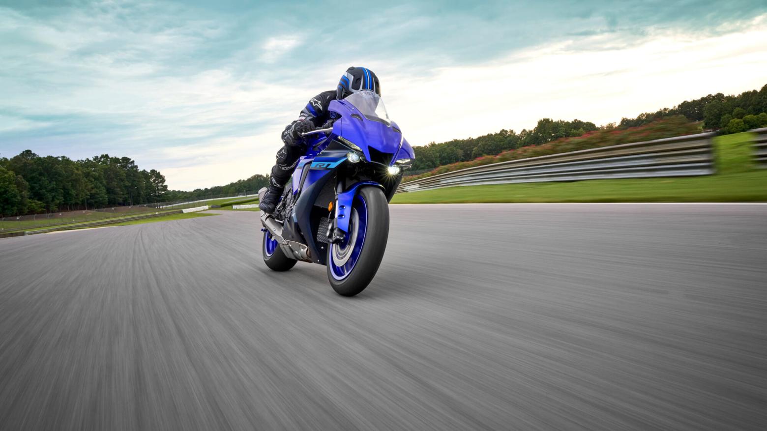 YAMAHA YZF-R1M Motosiklet Özellikleri : YAMAHA YZF-R1M 198hp Güç, 83nm. Tork, 320km/h Top Speed, 1000cc Motor Hacmi,  Fiyat : Henüz Ülkemiz de Fiyatı Belli Değil, , 203kg Ağırlık, Ön Çift 320mm hidrolik disk; Fren Kontrol Sistemi ve ABS, Arka 220mm hidrolik disk; Fren Kontrol Sistemi ve ABS Fren, Ön 120/70ZR17, Arka 200/55ZR17 Bridgestone® BATTLAX RACING STREET RS11