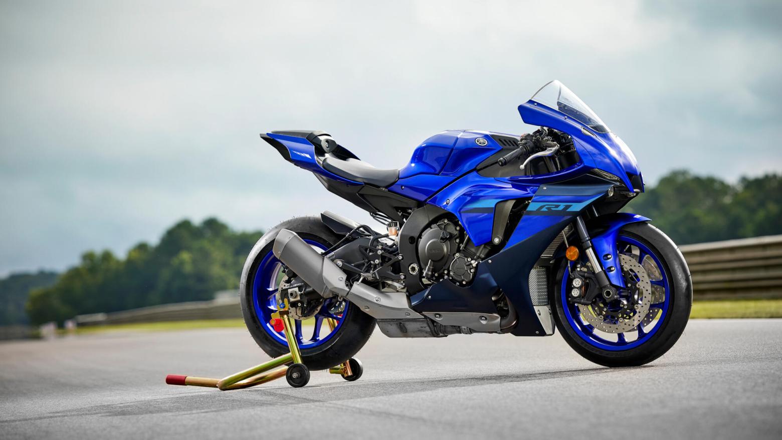 YAMAHA YZF-R1M Motosiklet Özellikleri : YAMAHA YZF-R1M 198hp Güç, 83nm. Tork, 320km/h Top Speed, 1000cc Motor Hacmi,  Fiyat : Henüz Ülkemiz de Fiyatı Belli Değil, , 203kg Ağırlık, Ön Çift 320mm hidrolik disk; Fren Kontrol Sistemi ve ABS, Arka 220mm hidrolik disk; Fren Kontrol Sistemi ve ABS Fren, Ön 120/70ZR17, Arka 200/55ZR17 Bridgestone® BATTLAX RACING STREET RS11