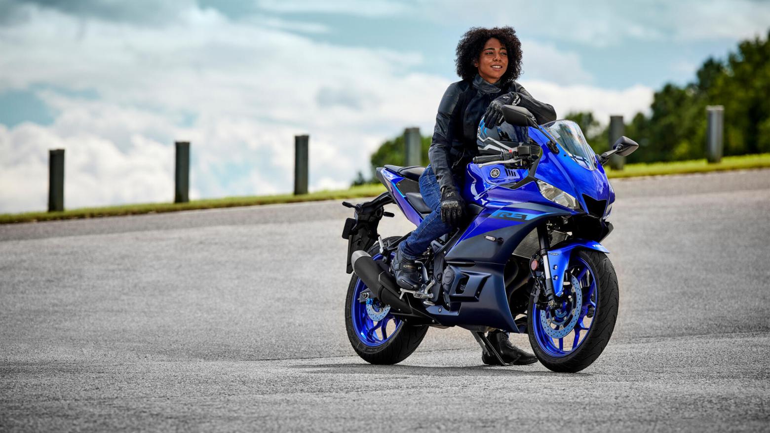 YAMAHA YZF-R3 Motosiklet Özellikleri : YAMAHA YZF-R3 41.4hp Güç, 29.6nm. Tork, 190km/h Top Speed, 300cc Motor Hacmi,  Fiyat : 354000TL Fiyat, , 169kg Ağırlık, ABS'li ön 298 mm disk, ABS'li arka 220 mm disk Fren, Dunlop Sportmax GPR-300; 110/70-17 / 140/70-17