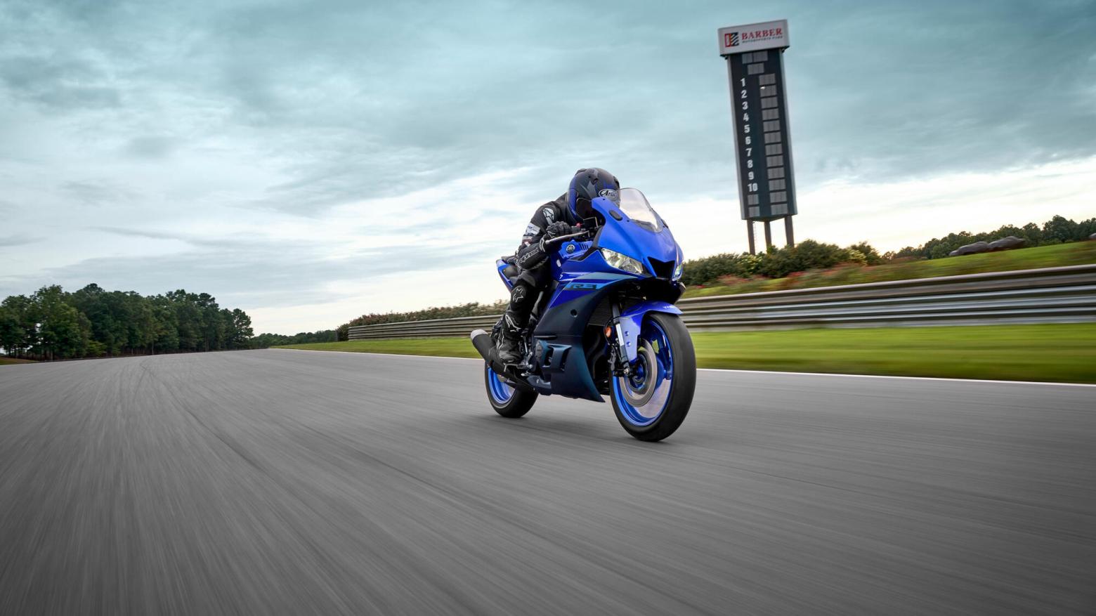 YAMAHA YZF-R3 Motosiklet Özellikleri : YAMAHA YZF-R3 41.4hp Güç, 29.6nm. Tork, 190km/h Top Speed, 300cc Motor Hacmi,  Fiyat : 354000TL Fiyat, , 169kg Ağırlık, ABS'li ön 298 mm disk, ABS'li arka 220 mm disk Fren, Dunlop Sportmax GPR-300; 110/70-17 / 140/70-17