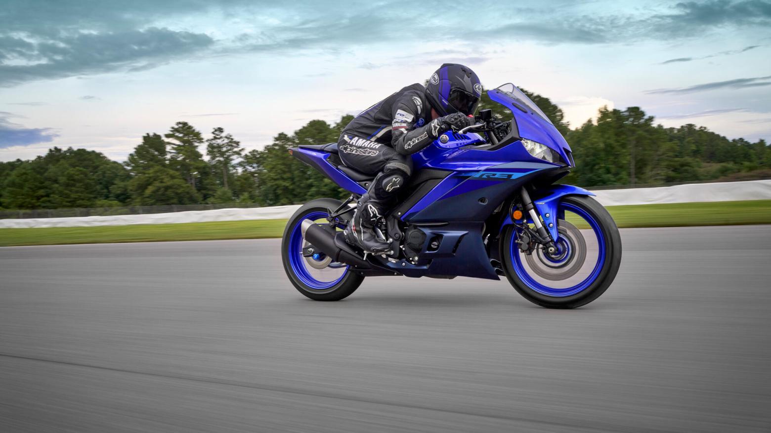 YAMAHA YZF-R3 Motosiklet Özellikleri : YAMAHA YZF-R3 41.4hp Güç, 29.6nm. Tork, 190km/h Top Speed, 300cc Motor Hacmi,  Fiyat : 354000TL Fiyat, , 169kg Ağırlık, ABS'li ön 298 mm disk, ABS'li arka 220 mm disk Fren, Dunlop Sportmax GPR-300; 110/70-17 / 140/70-17