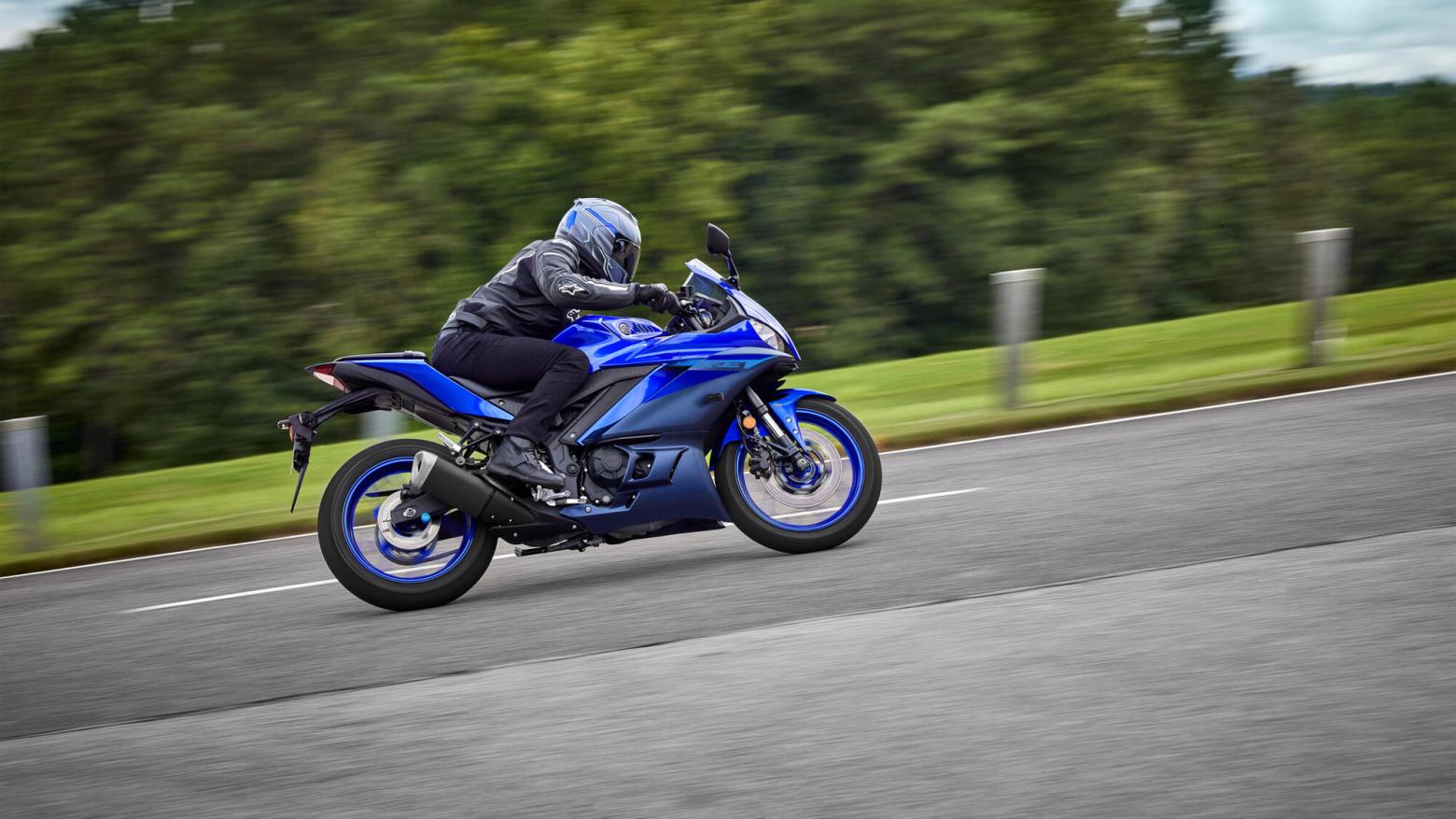 YAMAHA YZF-R3 Motosiklet Özellikleri : YAMAHA YZF-R3 41.4hp Güç, 29.6nm. Tork, 190km/h Top Speed, 300cc Motor Hacmi,  Fiyat : 354000TL Fiyat, , 169kg Ağırlık, ABS'li ön 298 mm disk, ABS'li arka 220 mm disk Fren, Dunlop Sportmax GPR-300; 110/70-17 / 140/70-17