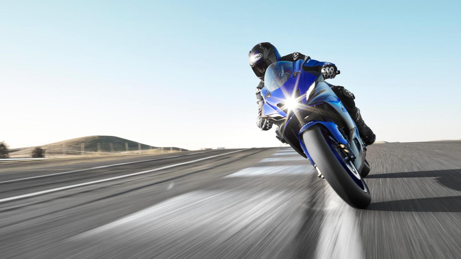 YAMAHA YZF-R7 Motosiklet Özellikleri : YAMAHA YZF-R7 73hp Güç, 67nm. Tork, 235km/h Top Speed, 700cc Motor Hacmi,  Fiyat : 492500TL Fiyat, , 188kg Ağırlık, Ön Çift 298 mm hidrolik disk; ABS, Arka 245mm hidrolik disk; ABS'ler Fren, Ön 120/70ZR17M/C (58W), Arka 180/55ZR17M/C (73W) Bridgestone Battlax Hypersport S22