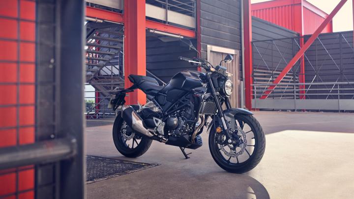 Honda CB250R: Hafif ve Güçlü Naked Motosiklet Honda, motor dünyasında efsanevi bir isimdir ve yeni CB250R modeliyle bu mirası bir adım daha ileri taşıyor. 250 cc'lik bu güzellik, adrenalin dolu sürüş deneyimini isteyenler için mükemmel bir seçenek. İşte Honda CB250R detayları: