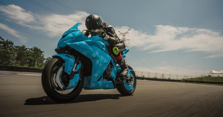Yeni CF Moto 500SR | 4 Silindirli CF MOTO 500SR CF Moto, ‘bak adamlar çalışıyor, her seferinde üstüne koyarak daha kaliteli motorlar çıkarıyorlar’ cümlemiz bitmeden geçtiğimiz günlerde Çin'de düzenlenen CF MOTO DAY etkinliğinde 4 silindir 500cc'lik bir motosiklet tanıttı. CF Moto 500 SR… Etkinliğe gidemediğimiz için biz de CF Moto 500SR' ın hem etkinlik videolarını hem yapılan açıklamalarını internet üzerinden araştırıp öğrenmiş olduk. Eğer bu motor, Euro emisyonları gibi şartları sağlayıp ülkemizde de satışa sunulacak olursa biz SBK Motor ailesi olarak CF Moto' nun piyasayı bu motorla sallayacağını düşünüyoruz.