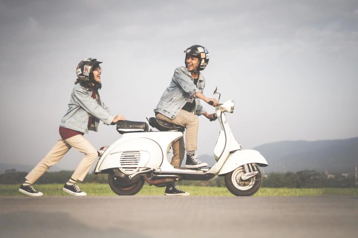 B Sınıfı Ehliyet Sahiplerine Müjde: 125cc Motosiklet Kullanımı Gündemde 2023 Cumhurbaşkanlığı seçimleri öncesinde iç işleri bakanı tarafından yapılan önemli bir açıklama, B sınıfı ehliyet sahiplerini heyecanlandırdı. Bakanın yaptığı açıklamaya göre, B sınıfı ehliyet sahiplerinin kullanabileceği motosikletlerin üst limiti 125cc'ye kadar çıkarılması konusunda bir çalışma yapılacaktır. Ancak seçim sonrasında bu konuda somut bir adım atılmış gibi görünmüyor. Vatandaşlar, bu haberi yakından takip ediyor ve değişikliklerin ne zaman yürürlüğe gireceğini merak ediyorlar. Yapılan bazı açıklamalara göre, 125cc motosiklet kullanma hakkı getirilse dahi B sınıfı ehliyet sahiplerinin belirli bir süre eğitim alması gerekebilir.