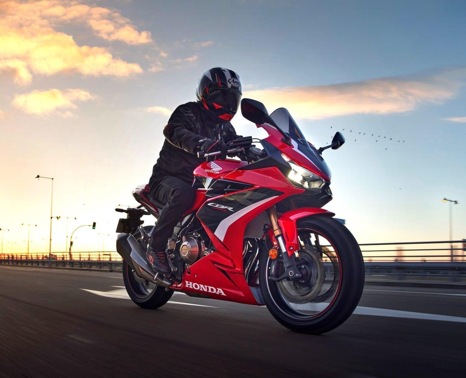 Yeni Honda CBR500R Eicma'da Tanıtıldı | Özellikleri Honda CBR500R, A2 sürücü belgesine sahip olanlar için tasarlanmış, Fireblade'den ilham alan bir makyaj ile yeniden tasarlandı. 471 cc motoru 48 hp güç ve 43 Nm tork üretebilme kapasitesine sahiptir ve 2024 için yapılan ECU ayarlamaları hızlanmayı artırırken, şasi Showa süspansiyon, LED farlar ve TFT ekran gibi modern özelliklerle donatılmıştır. Acil Durma Sinyali (ESS) sistemi gibi güvenlik özelliklerine sahiptir ve Euro-5+ homologasyon standartlarına uyar.