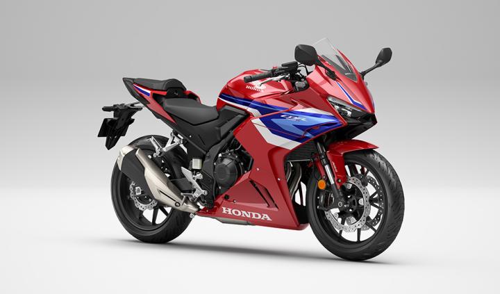 Honda'nın CBR süper spor ailesine geçiş sağlayan makine de 24YM için önemli ölçüde yükseltildi. Canlı ve kapsamlı bir şekilde güncellenen Fireblade'den ilham alan stil, yeni far ve arka lambanın yanı sıra daha iyi ön uç hissi için kanatçıklara sahip revize edilmiş gövde yapısını içeriyor. Yeni grafikler ve renkler CBR500R'nin 'bebek bıçağı' görünümünü güçlendiriyor ve yeni yakıt enjeksiyon ayarları düşük devirde hızlanmayı iyileştiriyor. Yeni 5 inçlik tam renkli TFT ekran, kullanımı kolay arkadan aydınlatmalı anahtarlama sistemi tarafından çalıştırılır ve Honda RoadSync'in yeni bağlanabilirliği için arayüz görevi görür. Honda'nın CBR süper spor ailesine geçiş sağlayan makine de 24YM için önemli ölçüde yükseltildi. Canlı ve kapsamlı bir şekilde güncellenen Fireblade'den ilham alan stil, yeni far ve arka lambanın yanı sıra daha iyi ön uç hissi için kanatçıklara sahip revize edilmiş gövde yapısını içeriyor. Yeni grafikler ve renkler CBR500R'nin 'bebek bıçağı' görünümünü güçlendiriyor ve yeni yakıt enjeksiyon ayarları düşük devirde hızlanmayı iyileştiriyor. Yeni 5 inçlik tam renkli TFT ekran, kullanımı kolay arkadan aydınlatmalı anahtarlama sistemi tarafından çalıştırılır ve Honda RoadSync'in yeni bağlanabilirliği için arayüz görevi görür.