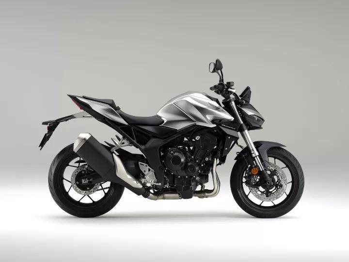 TEKNİK ÖZELLİKLER 999 cc, dört silindirli DOHC 16V motor: 147.5 beygir gücünün (110 kW) üzerinde maksimum güç ve 73.8 lb-ft'den (100 Nm) fazla tork Aşağı yönlü hava girişi, 4-2-1 egzoz sistemi Gaz Kelebeğiyle Kontrol (TBW), 3 varsayılan sürüş modu ve Honda Seçilebilir Tork Kontrolü (HSTC) ve destek/kaydırmayı önleyici debriyaj Tüm yeni çelik ikiz kirişli şasi Sıkıştırma ve geri tepme amortismanı ayarlanabilir Showa 41mm SFF-BP USD çatal Pro-Link aracılığıyla çalışan Showa arka amortisör Radyal montajlı dört pistonlu ön fren kaliperleri ve 310 mm yüzen diskler 180/55-17 arka lastik; 120/70 ZR17 ön lastik Honda RoadSync akıllı telefon bağlantılı tam renkli 5 inçlik TFT ekran Çift LED projektör farlarla tüm LED aydınlatma. TEKNİK ÖZELLİKLER 999 cc, dört silindirli DOHC 16V motor: 147.5 beygir gücünün (110 kW) üzerinde maksimum güç ve 73.8 lb-ft'den (100 Nm) fazla tork Aşağı yönlü hava girişi, 4-2-1 egzoz sistemi Gaz Kelebeğiyle Kontrol (TBW), 3 varsayılan sürüş modu ve Honda Seçilebilir Tork Kontrolü (HSTC) ve destek/kaydırmayı önleyici debriyaj Tüm yeni çelik ikiz kirişli şasi Sıkıştırma ve geri tepme amortismanı ayarlanabilir Showa 41mm SFF-BP USD çatal Pro-Link aracılığıyla çalışan Showa arka amortisör Radyal montajlı dört pistonlu ön fren kaliperleri ve 310 mm yüzen diskler 180/55-17 arka lastik; 120/70 ZR17 ön lastik Honda RoadSync akıllı telefon bağlantılı tam renkli 5 inçlik TFT ekran Çift LED projektör farlarla tüm LED aydınlatma.