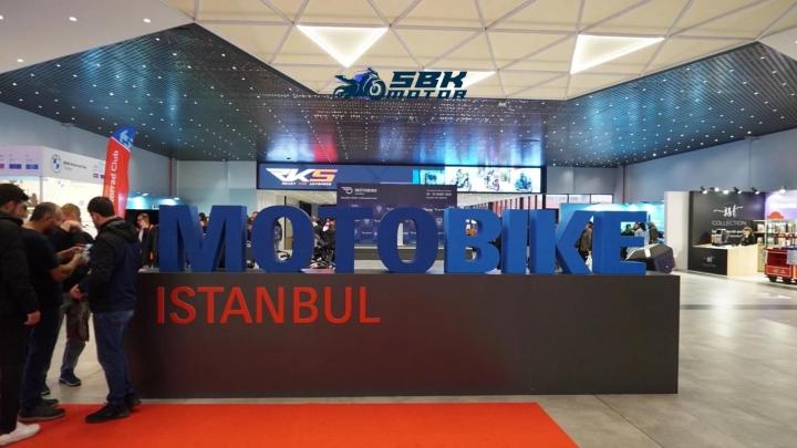 Türkiye' nin Tek Motosiklet Fuarı Olan 2024 Motobike Motosiklet Fuarına Katılmayan Markalar! Geçen sene 2023 yılında Türkiye'de motosiklet satış adetleri 1 milyonu buldu biliyorsunuz. Bu ve bunun gibi sebeplerden ve Türkiye'de motosiklet potansiyelinin artmasından dolayı birçok yeni firma ve Yeni marka Türkiye'ye bu sene giriş yaptı.