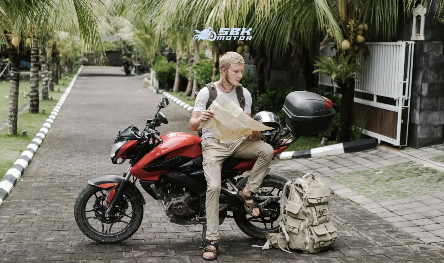Motosiklet Aksesuarları Ruhsata İşletme Zorunluluğu! | Motor Arka çanta, sepet topcase... Motosiklet taşıma kutularının (sepet, çanta, topcase gibi) ruhsata işletme zorunluluğu, 01 Ocak 2014 tarihinden itibaren yürürlükte. Ancak, 14 Şubat 2024'ten sonra bu düzenlemeye uymayanlar 690 lira para cezası ve 10 ceza puanıyla karşılaşıyorlar. Çantanın ruhsata işlenmesi için verilen 7 günlük süre dikkate alınmalı. Ancak, bu süreç oldukça masraflı ve karmaşık olabiliyor. Kanunlar belirsizlik yarattığı gibi, polis uygulamalarında da ceza kesilip kesilmeyeceği belirsizliğini koruyor. Motosiklet sahipleri ve yetkililer, daha net düzenlemelerin yapılmasını ve tutarlı bir uygulamanın sağlanmasını talep ediyorlar.
