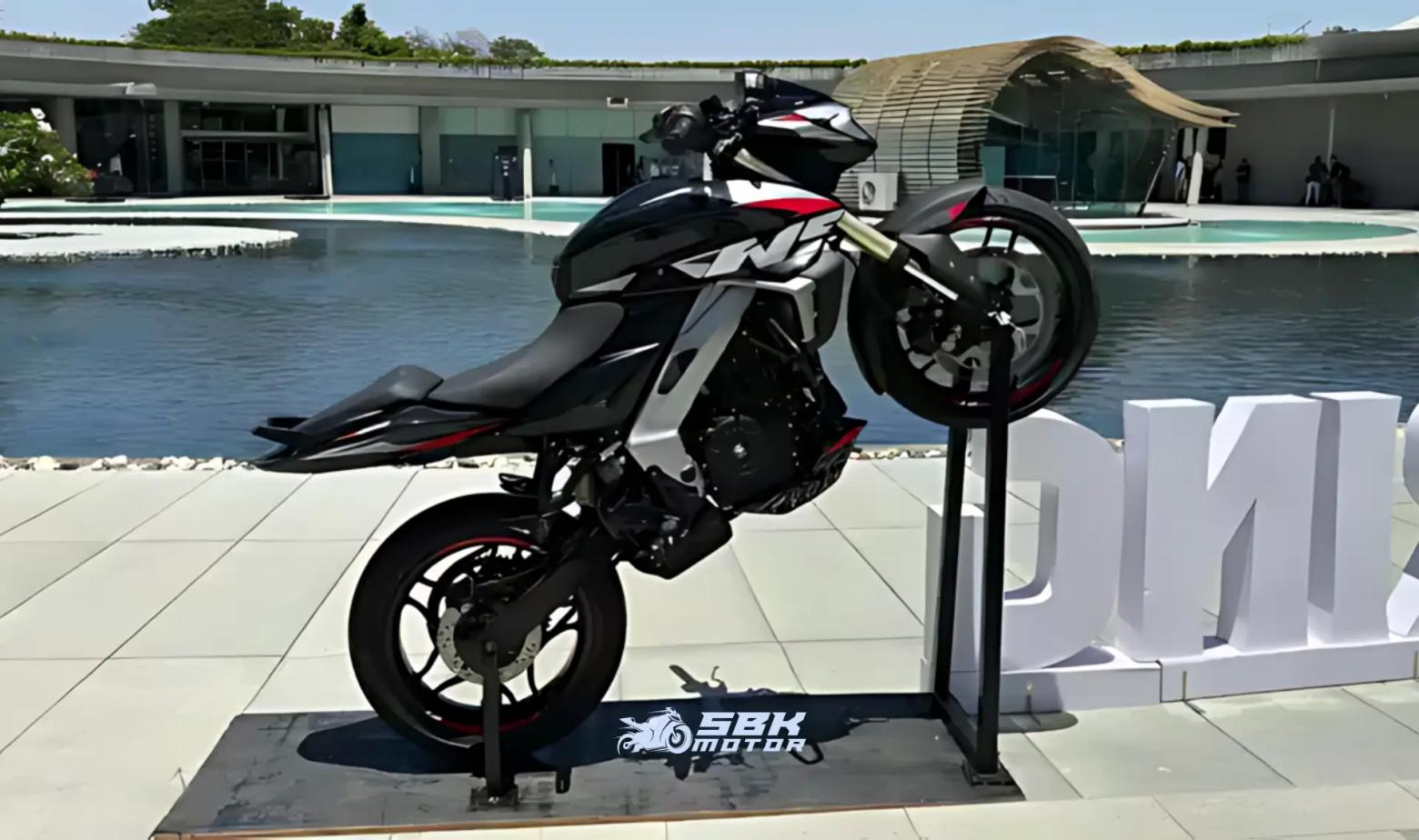 Lansmandan aldığımız bilgilere göre parça kalitesinin iyi olduğunu söyleyebiliriz. Bajaj Pulsar NS400 Z’ nin genel tasarım hatlarına gelecek olursak herkes için hayal kırıklığı olduğunu söyleyebiliriz. Çünkü design işiyle uğraşan sosyal medya hesaplarının bekledikleri tasarımları görünce bu motosikletin onlarla uzaktan yakından alakası olmadığını söyleyebiliriz. Lansmandan aldığımız bilgilere göre parça kalitesinin iyi olduğunu söyleyebiliriz. Bajaj Pulsar NS400 Z’ nin genel tasarım hatlarına gelecek olursak herkes için hayal kırıklığı olduğunu söyleyebiliriz. Çünkü design işiyle uğraşan sosyal medya hesaplarının bekledikleri tasarımları görünce bu motosikletin onlarla uzaktan yakından alakası olmadığını söyleyebiliriz.